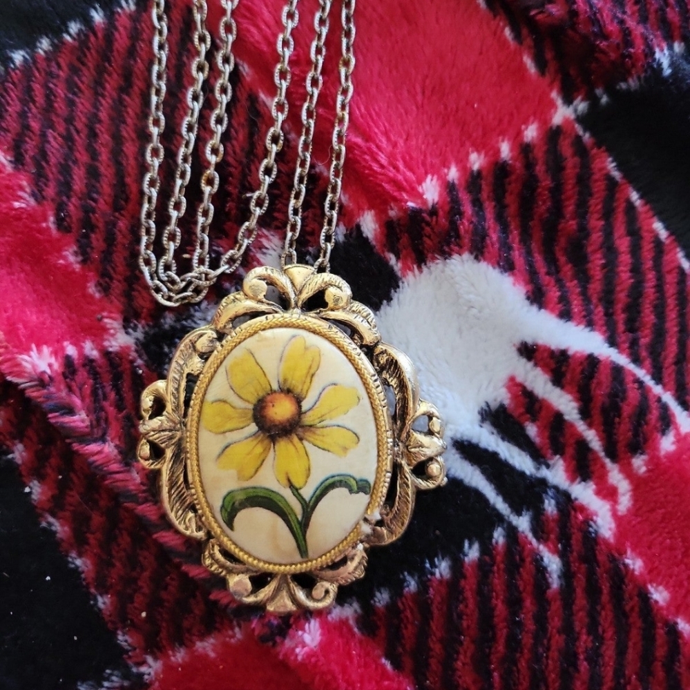 Necklaces/pendants/broch